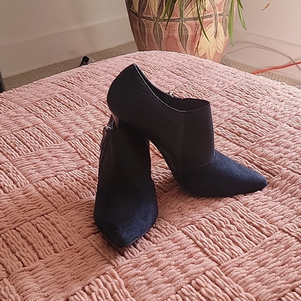 Tahari! Navy Blue Color suede w/leather pumps size 5.5 M Kitten Heels